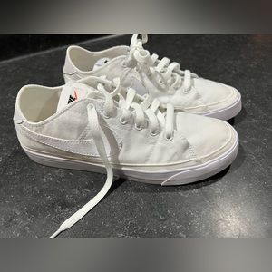 Nike sneakers size 9